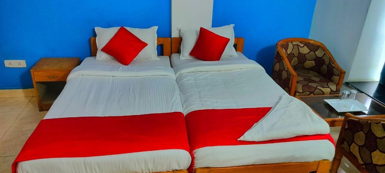 Hotel Manhattan Csennai Kültér fotó