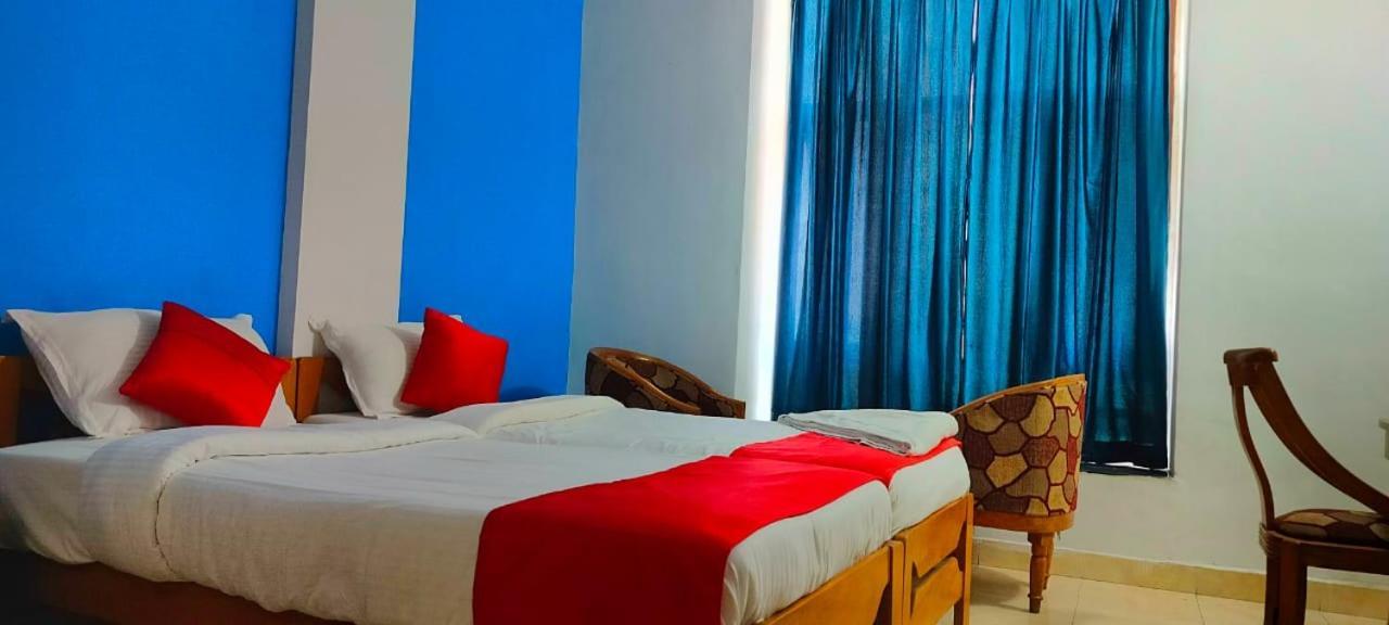 Hotel Manhattan Csennai Kültér fotó