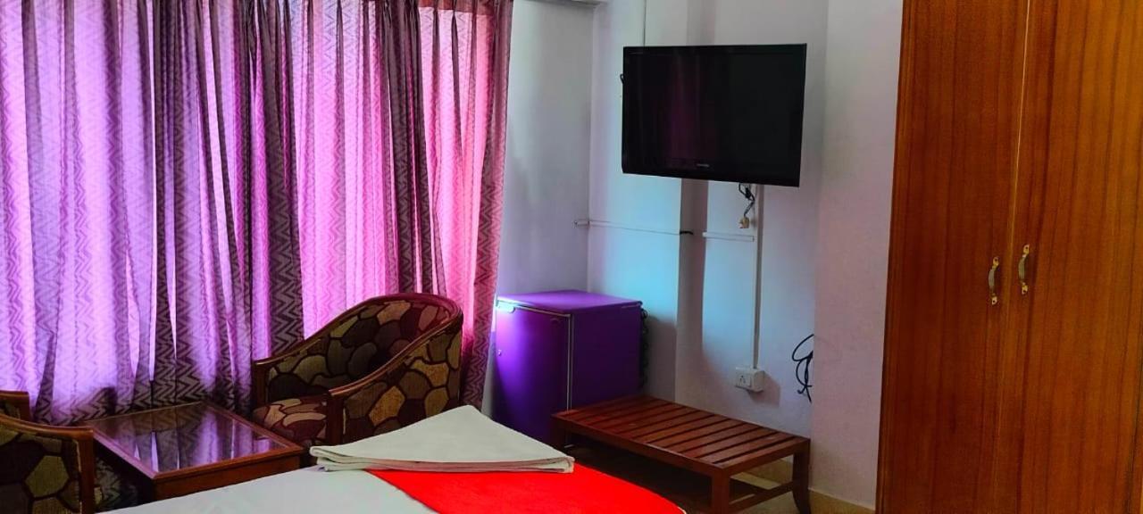 Hotel Manhattan Csennai Kültér fotó
