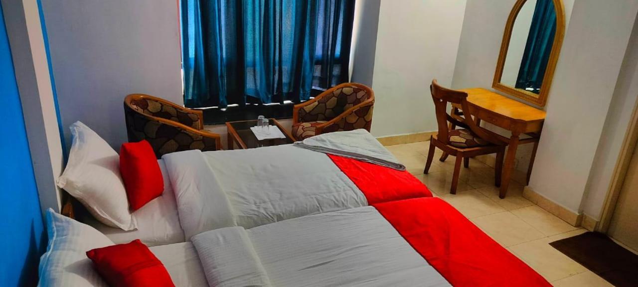 Hotel Manhattan Csennai Kültér fotó