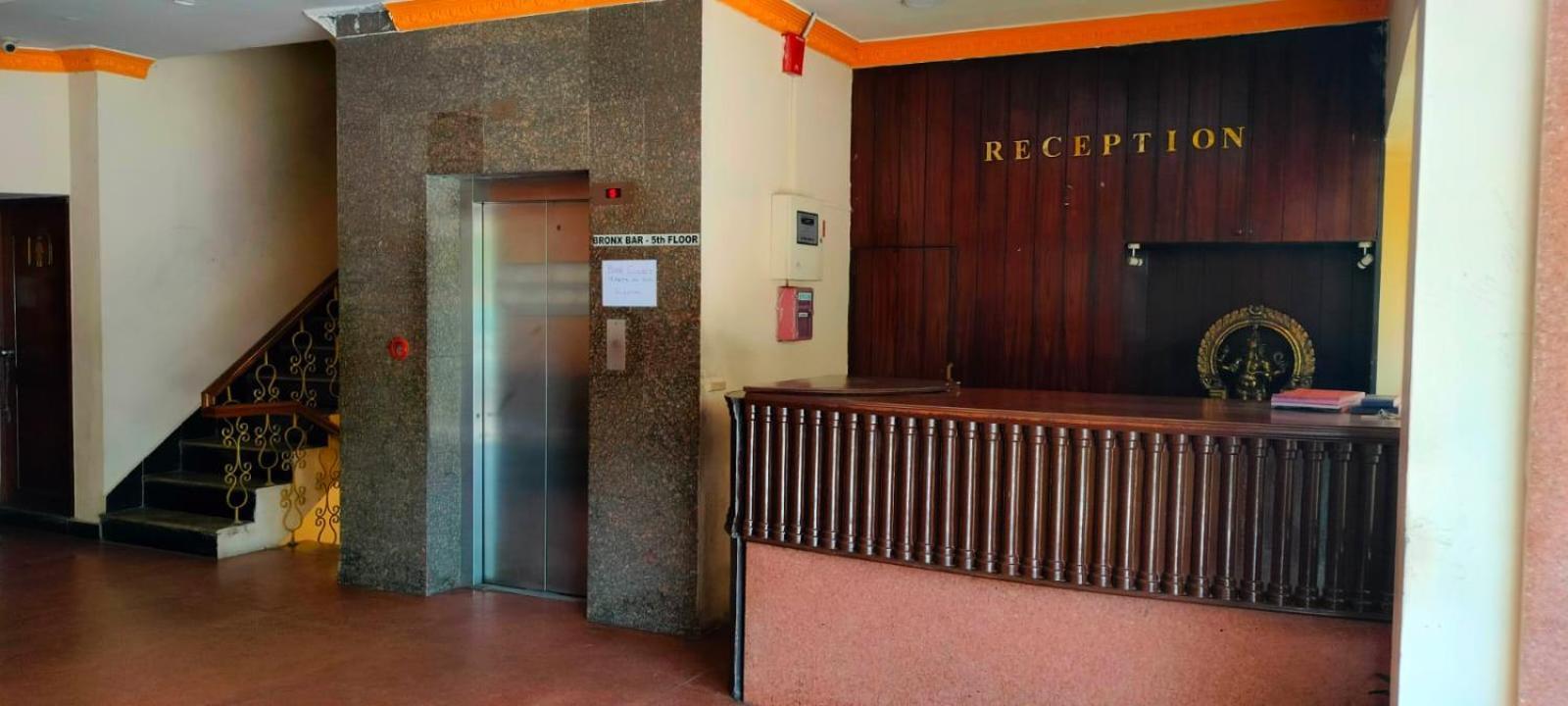 Hotel Manhattan Csennai Kültér fotó